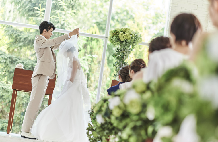 清らかな感動に身をゆだねる神聖なキリスト教式