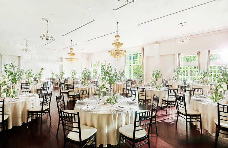 窓から望む豊かな自然日常を全く感じることがないホワイト基調のパーティ会場
