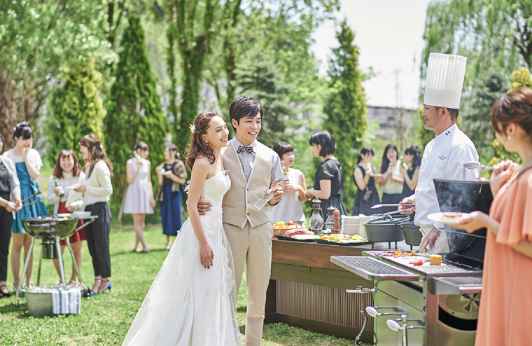 きらめく陽光が降り注ぐ緑のガーデンもすべて貸切自由で楽しいひと時を